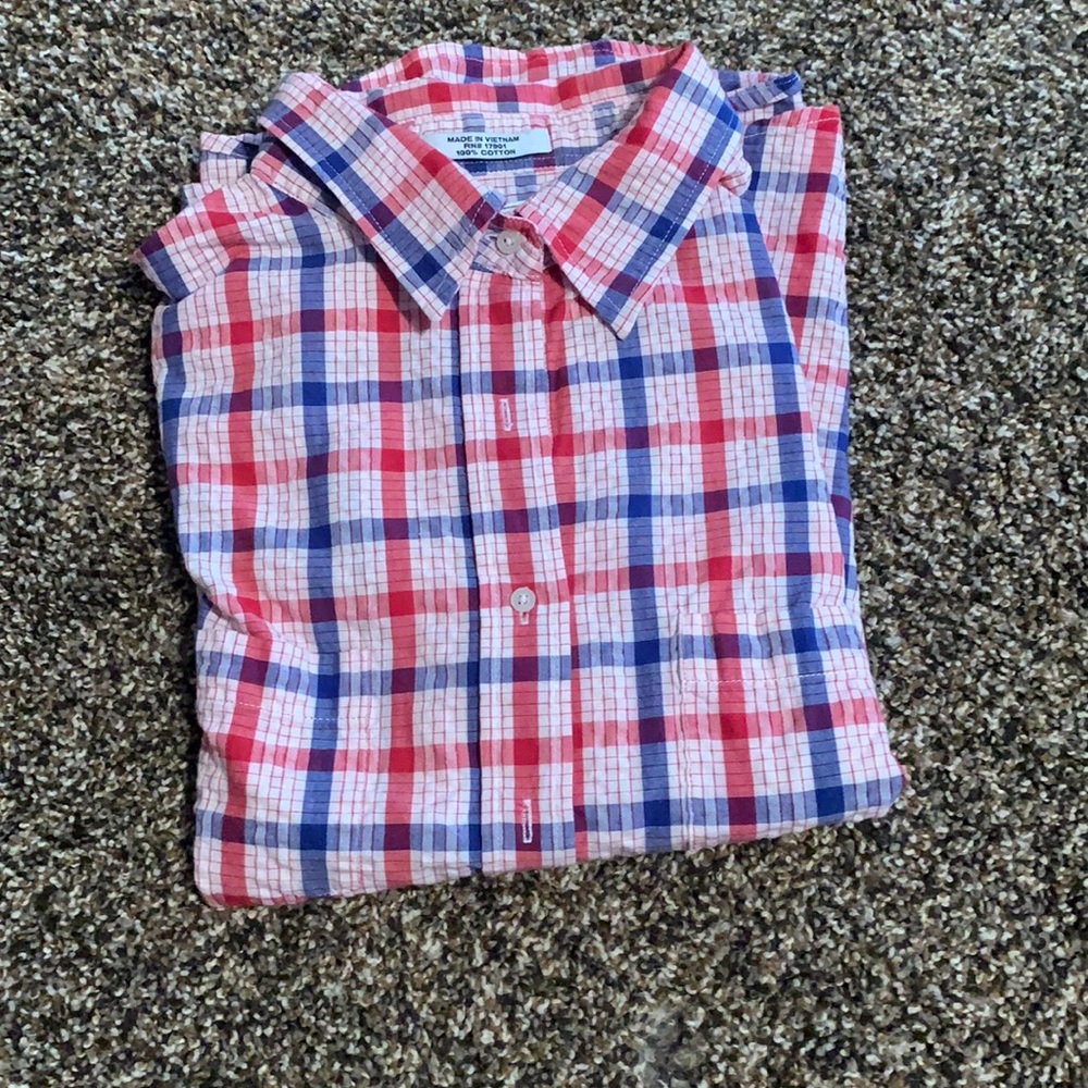 Women’s shirt sleeve button down